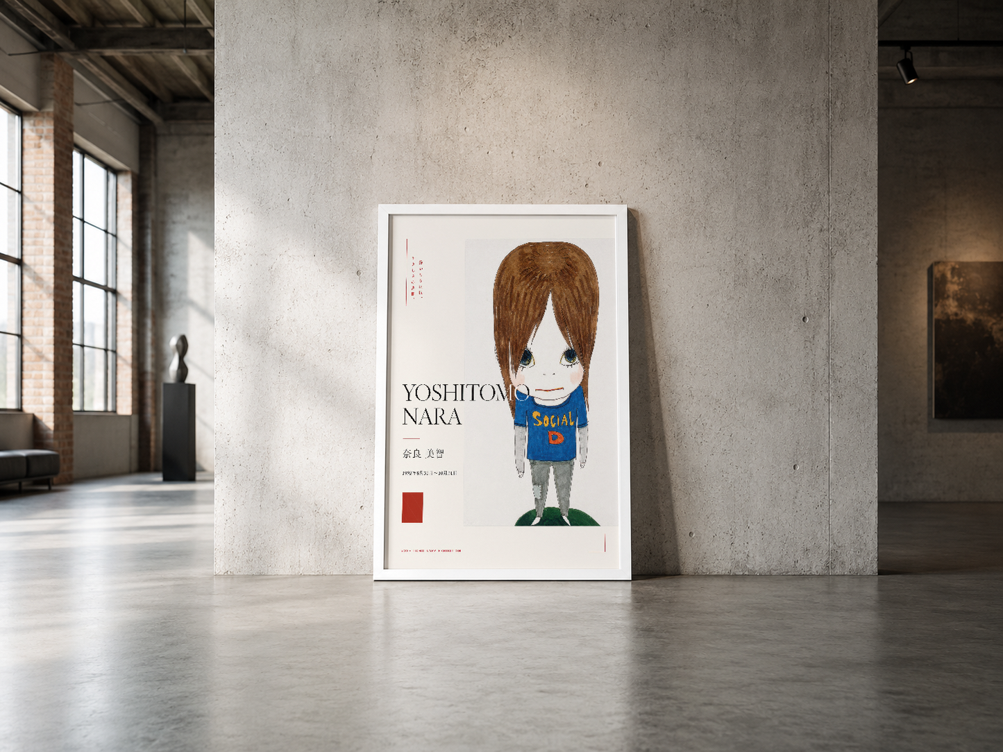 Minimalist endüstriyel alanda sergilenen, Yoshitomo Nara imzalı karakter illüstrasyonu poster çerçevesi.