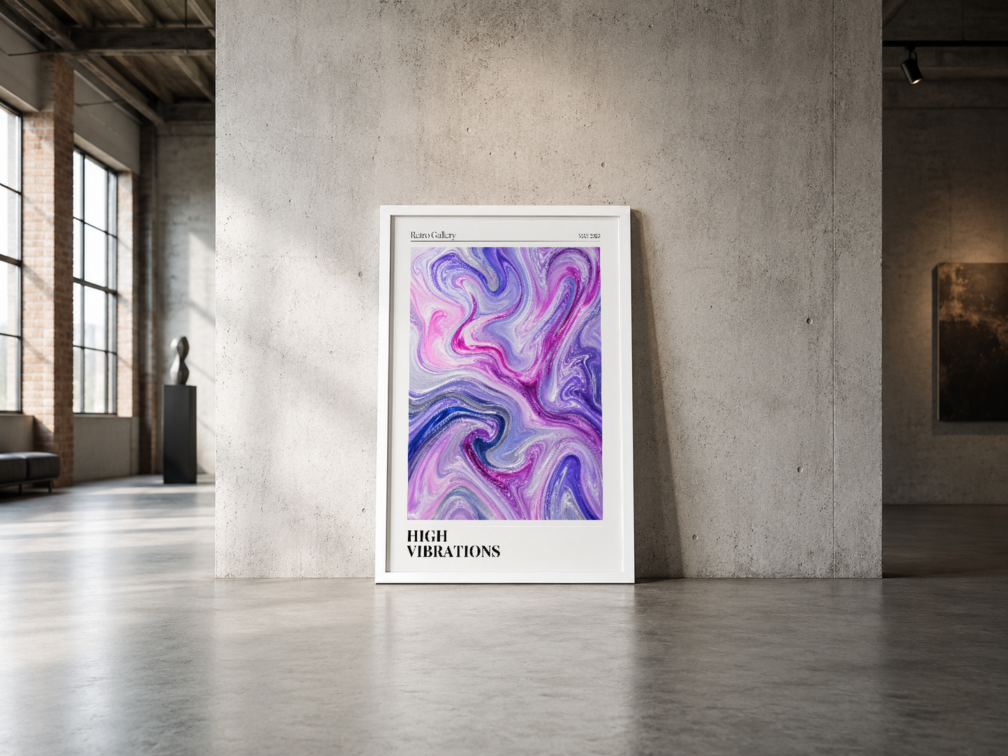 Mor pembe renkli akışkan soyut sanat posteri, beyaz çerçeveli duvar tablosu, endüstriyel loft mekanında yerleştirilmiş.