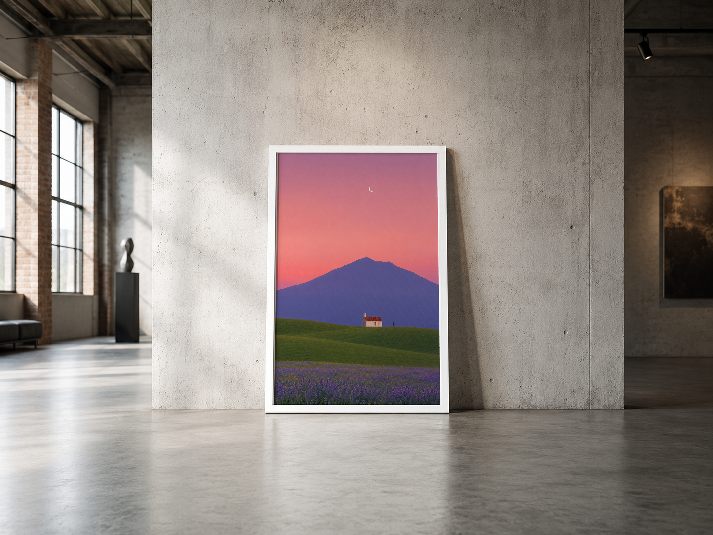 Pembe gökyüzü altında dağ silüeti ve lavanta tarlasının betimlendiği minimalist doğa sanat tablosu beyaz çerçevede.