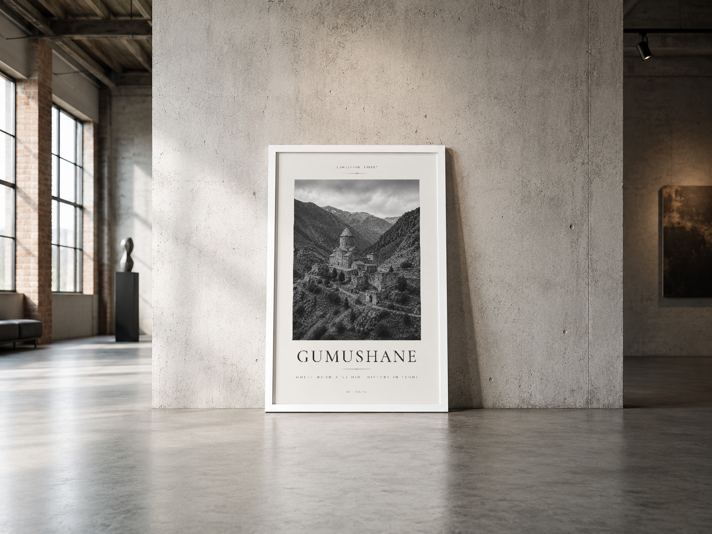 Dağlar arasında yer alan Gümüşhane kalesi, beyaz çerçeveli poster, endüstriyel loft alanında görkemli.