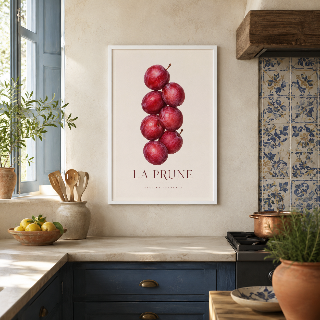 La Prune posteri beyaz çerçevede, rustik mutfak alanında doğal ışık altında gösterildi.