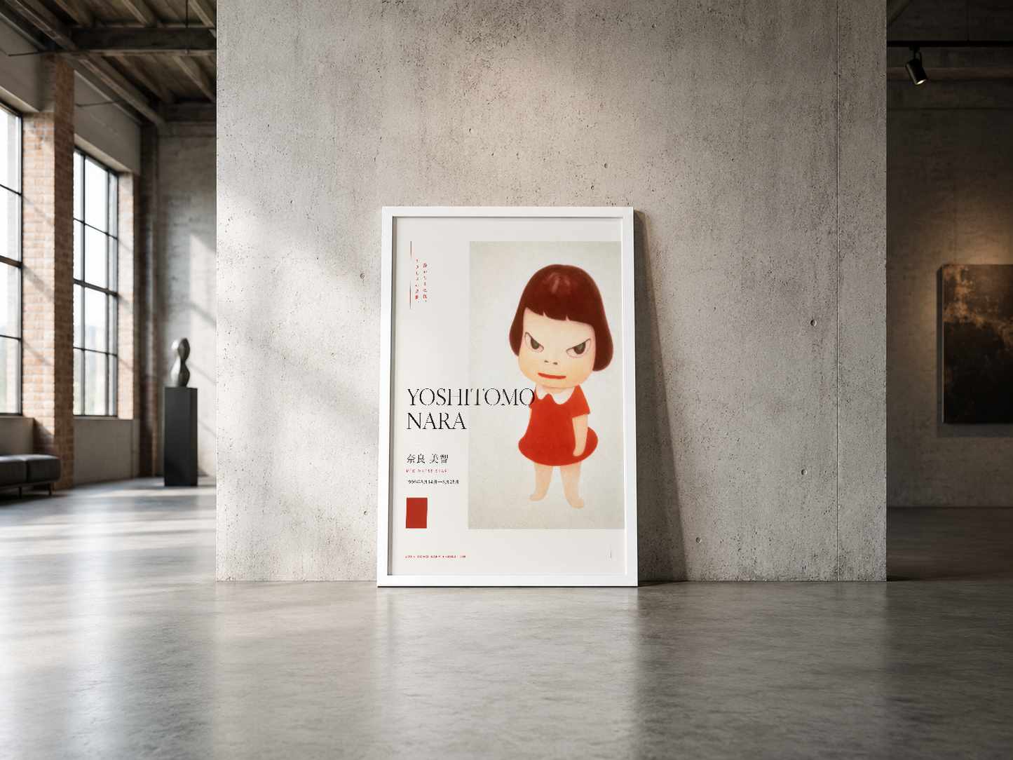 Yoshitomo Nara imzalı kırmızı elbiseli çocuk portresi, beyaz çerçeveli poster, endüstriyel alanda sergilenmiş.
