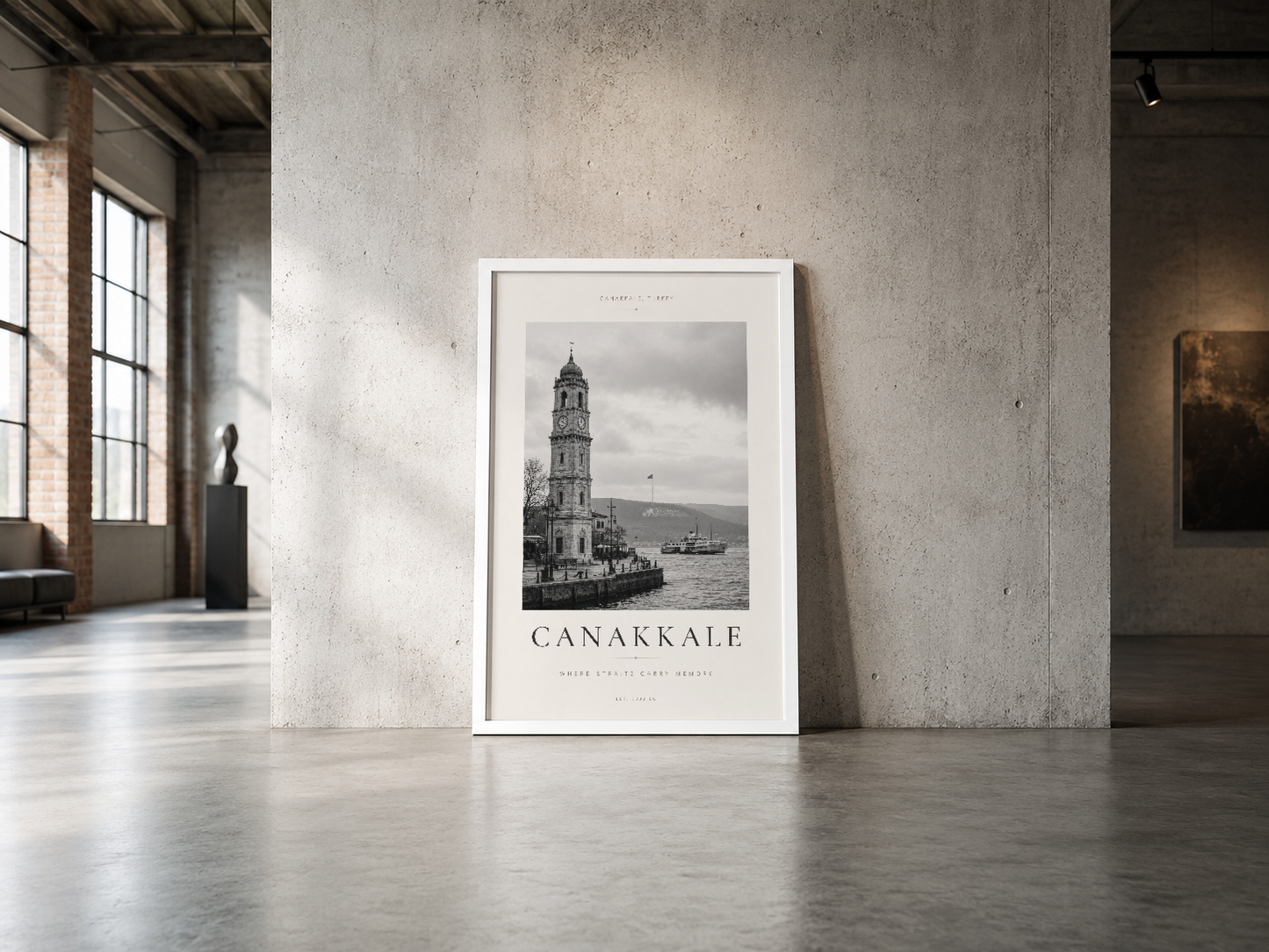 Çanakkale Boğazı ve saat kulesi, minimalist beyaz çerçevede, endüstriyel betonun önünde poster.