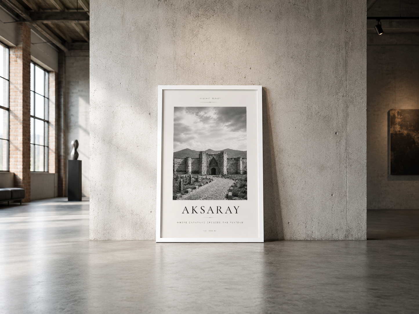 Aksaray tarihi yapılarının dramatik siyah beyaz görüntüsünü sunan poster, endüstriyel mekânın beton duvarında minimalist