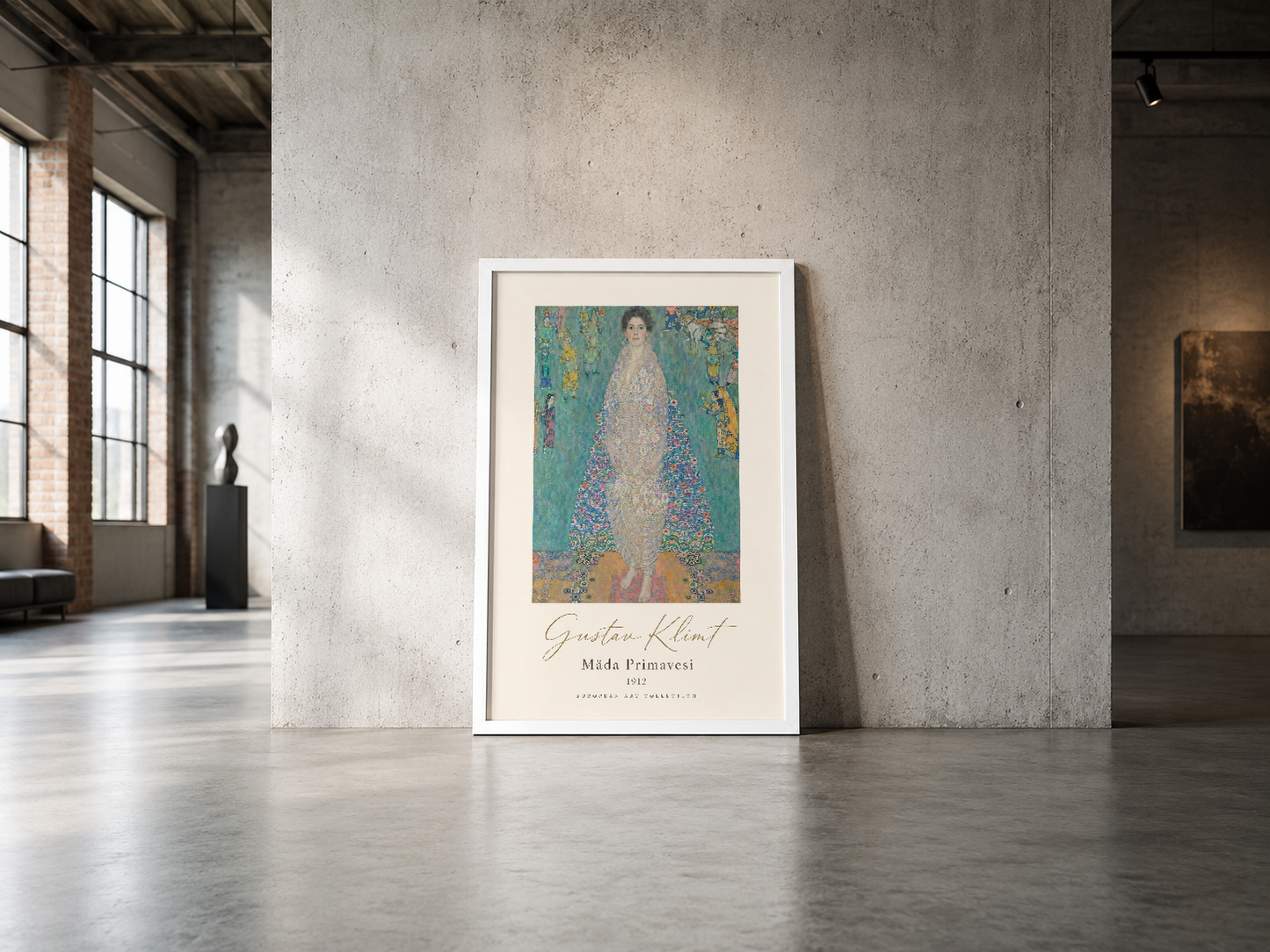 Beyaz çerçeveli Klimt poster, endüstriyel loft mekânının beton duvarında minimalist şekilde sergilenmekte.