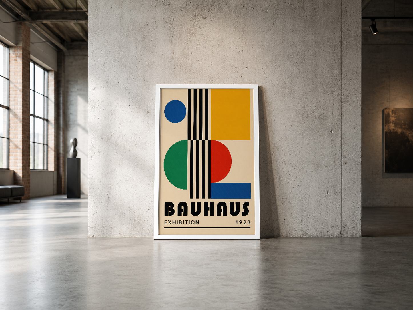 1923 Bauhaus sergisi posterinin beyaz çerçeveli versiyonu, endüstriyel mekan dekorasyonuna uygun.