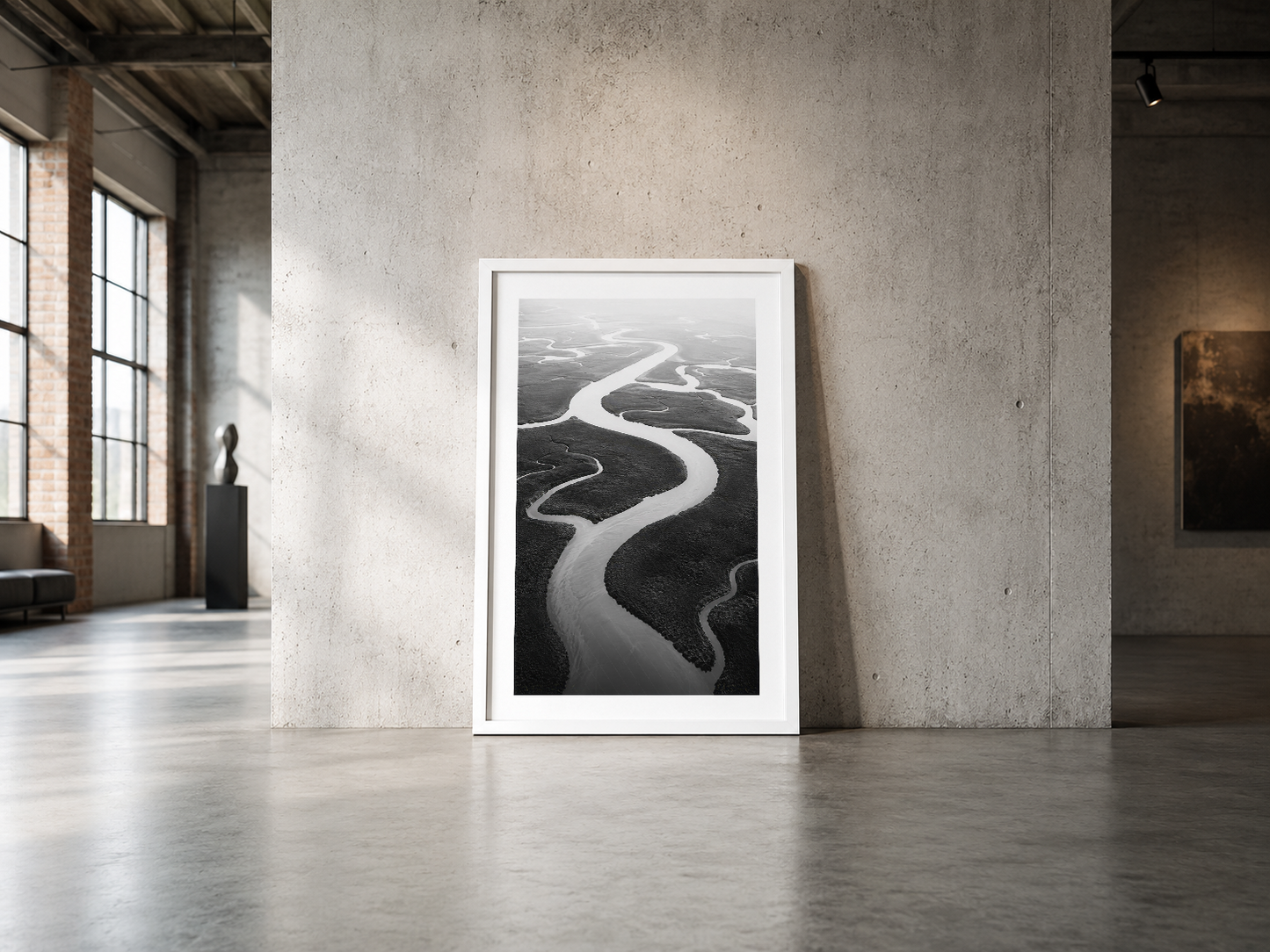 Doğal ışık alan endüstriyel mekanda, beyaz çerçeveli nehir görünümü posteri, minimalist dekorasyon yapan sanat eseri.