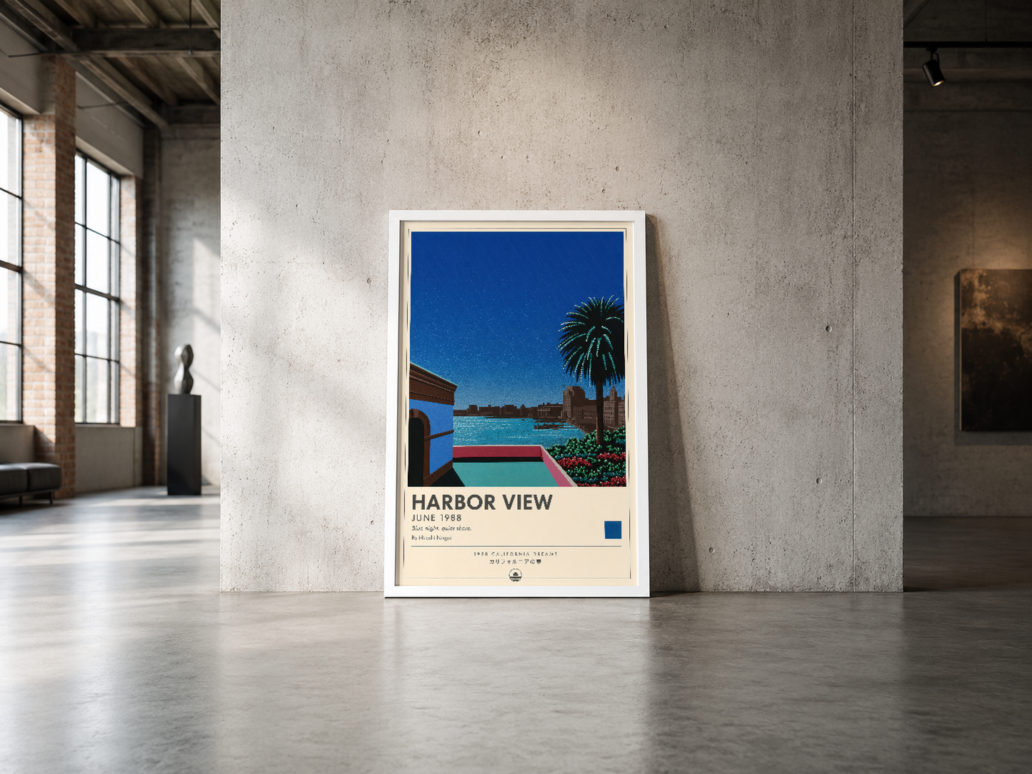 Harbor View posteri, endüstriyel loft alanında sade beyaz çerçevede, canlı mavi ve turuncu renklerle öne çıkıyor.