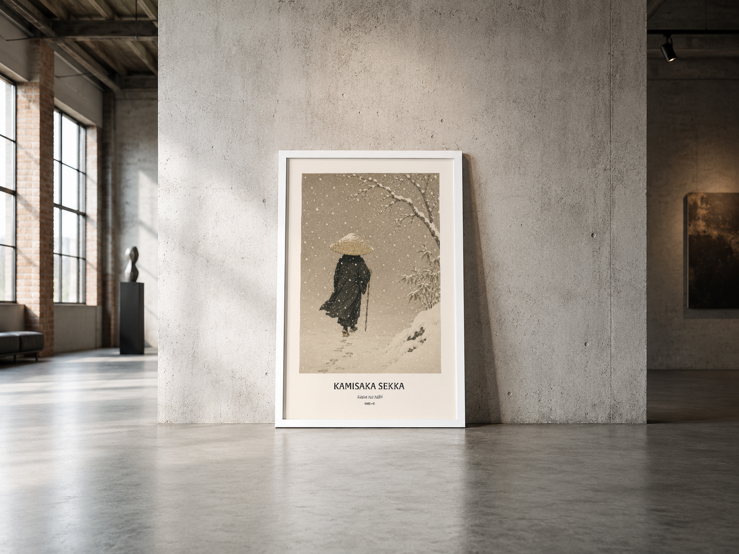 Beyaz çerçeveli Kamisaka Sekka tablosu endüstriyel stil betonda duvarla minimalist galeriye özgü bir atmosfer katıyor.