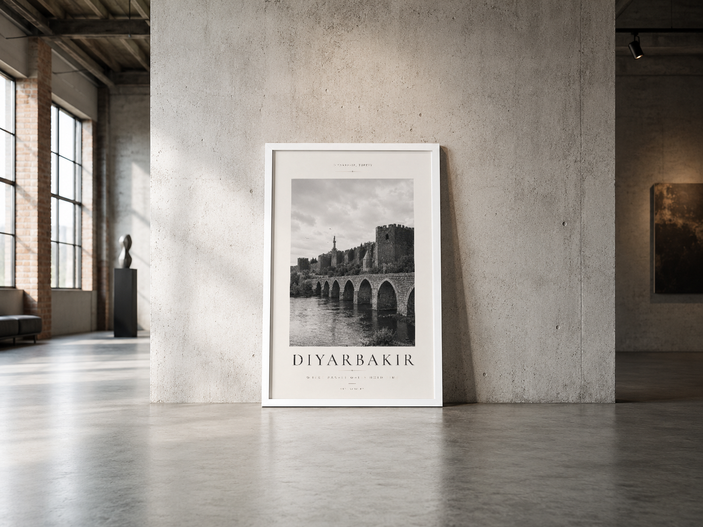 Diyarbakır Köprüsü'nün minimalist siyah-beyaz portresi, modern endüstriyel mekan için çerçeveli poster.