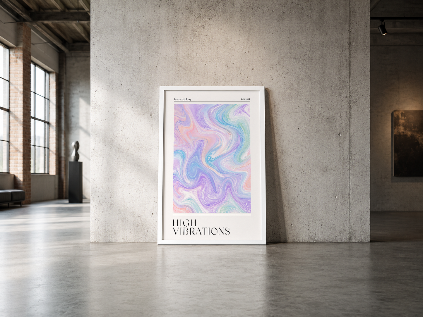 Mor ve pembe tonlarında akışkan desenli High Vibrations tablosu, industrial tarzı geniş mekanda minimalist şekilde