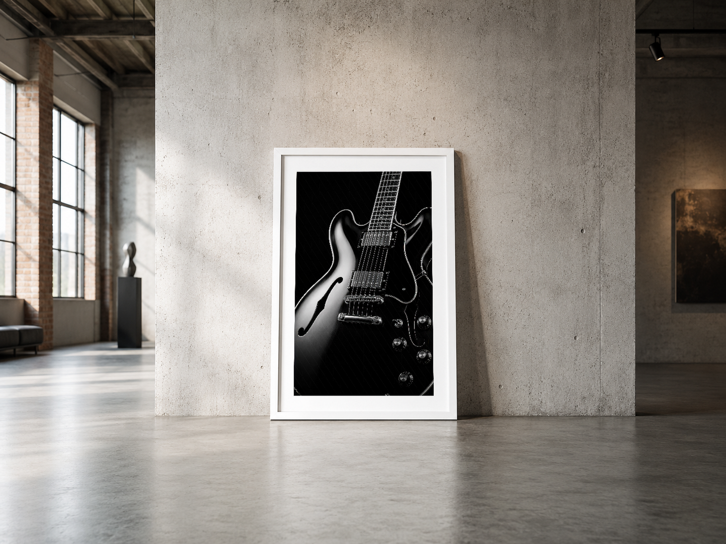 Dramatik gitar fotoğrafı, beyaz çerçeveli poster, endüstriyel loft mekanında minimalist sanat sunuyor.