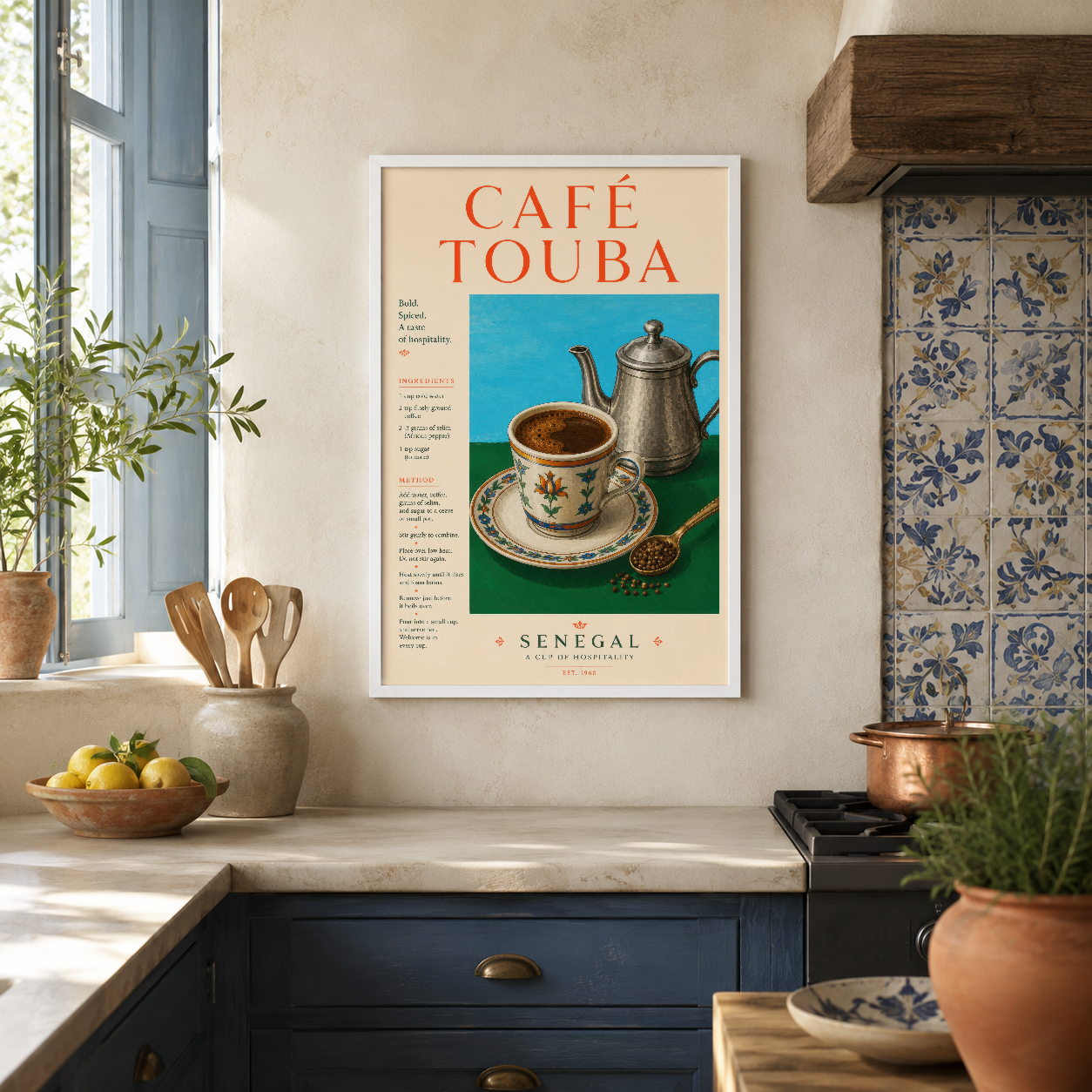 Geleneksel fincan ve demlikle tasarlanmış Café Touba tablosu, beyaz çerçevede modern mutfakta sergileniyor.