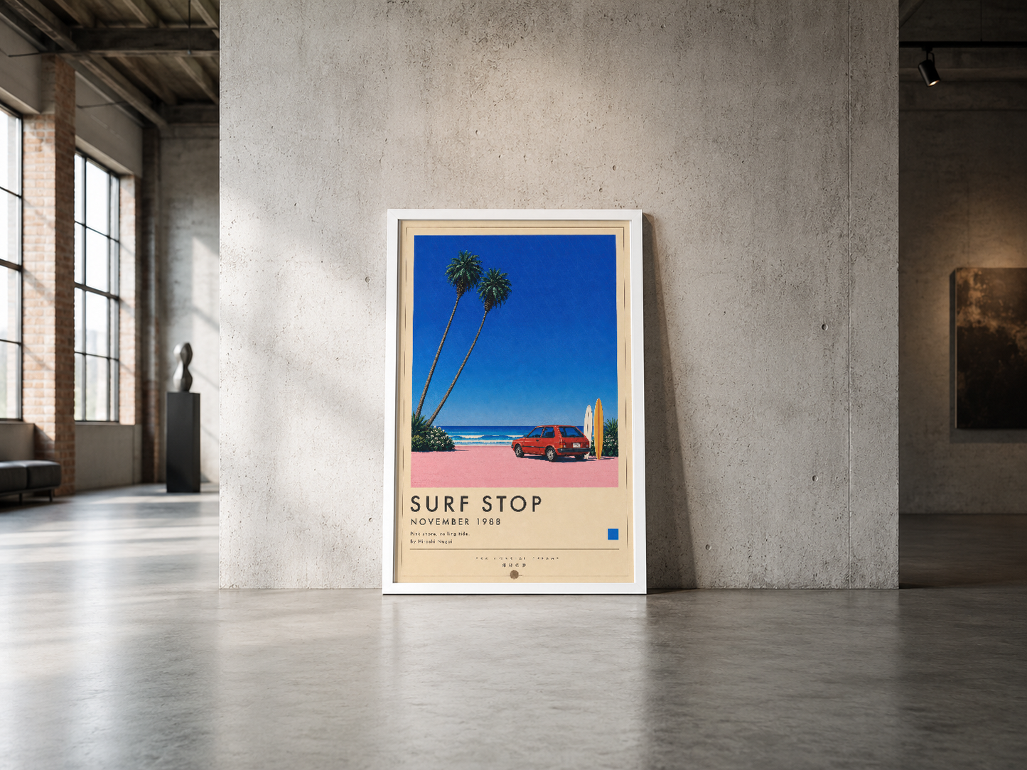 Vintage surf sahnesi, mavi gökyüzü ve pembe plaj detayıyla, minimalist endüstriyel ortamda sergilenen poster.