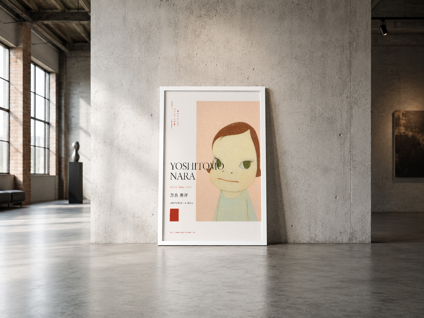 Pastel renkli Yoshitomo Nara karakteri, beyaz çerçeveli poster, endüstriyel betonlu galeri alanında güçlü görsel impact