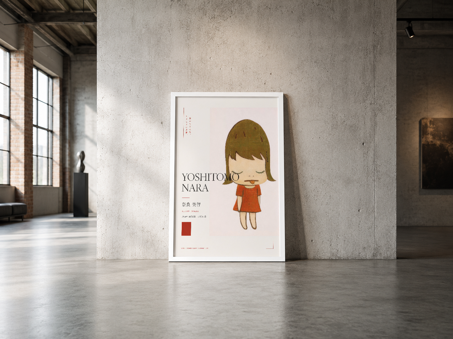 Yoshitomo Nara imzalı sade kız figürü posteri, beyaz çerçevede endüstriyel betonlu galeride sergilenmektedir.