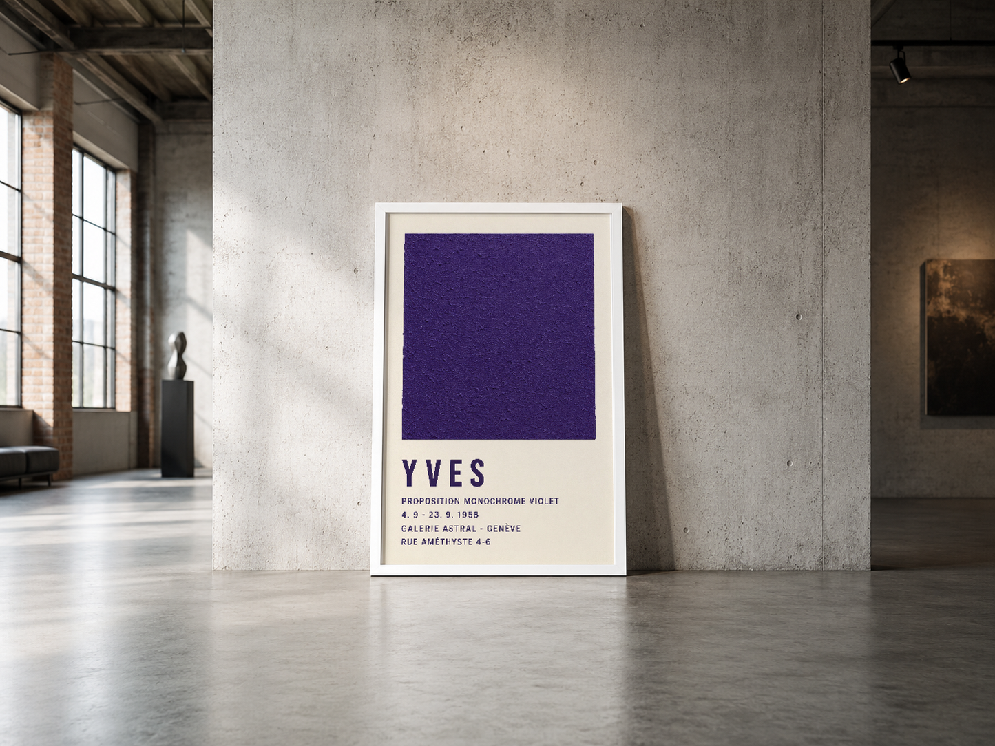 Beyaz çerçeveli YVES monokrom violet poster, endüstriyel galerinin beton duvarında minimalist sanat eseri.