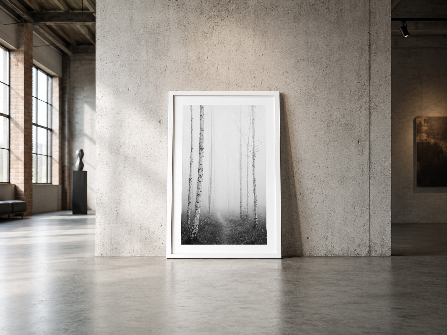 Minimalist orman görünümü, yüksek kontrastlı siyah beyaz sanat tablosu, endüstriyel mekanda çerçeveli poster.