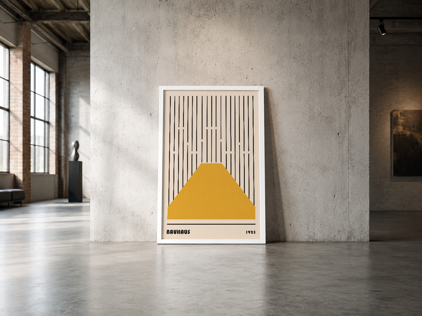 Geometrik sarı tepe motifiyle retro poster, endüstriyel loft mekanında çerçeveli olarak sergileniyor.