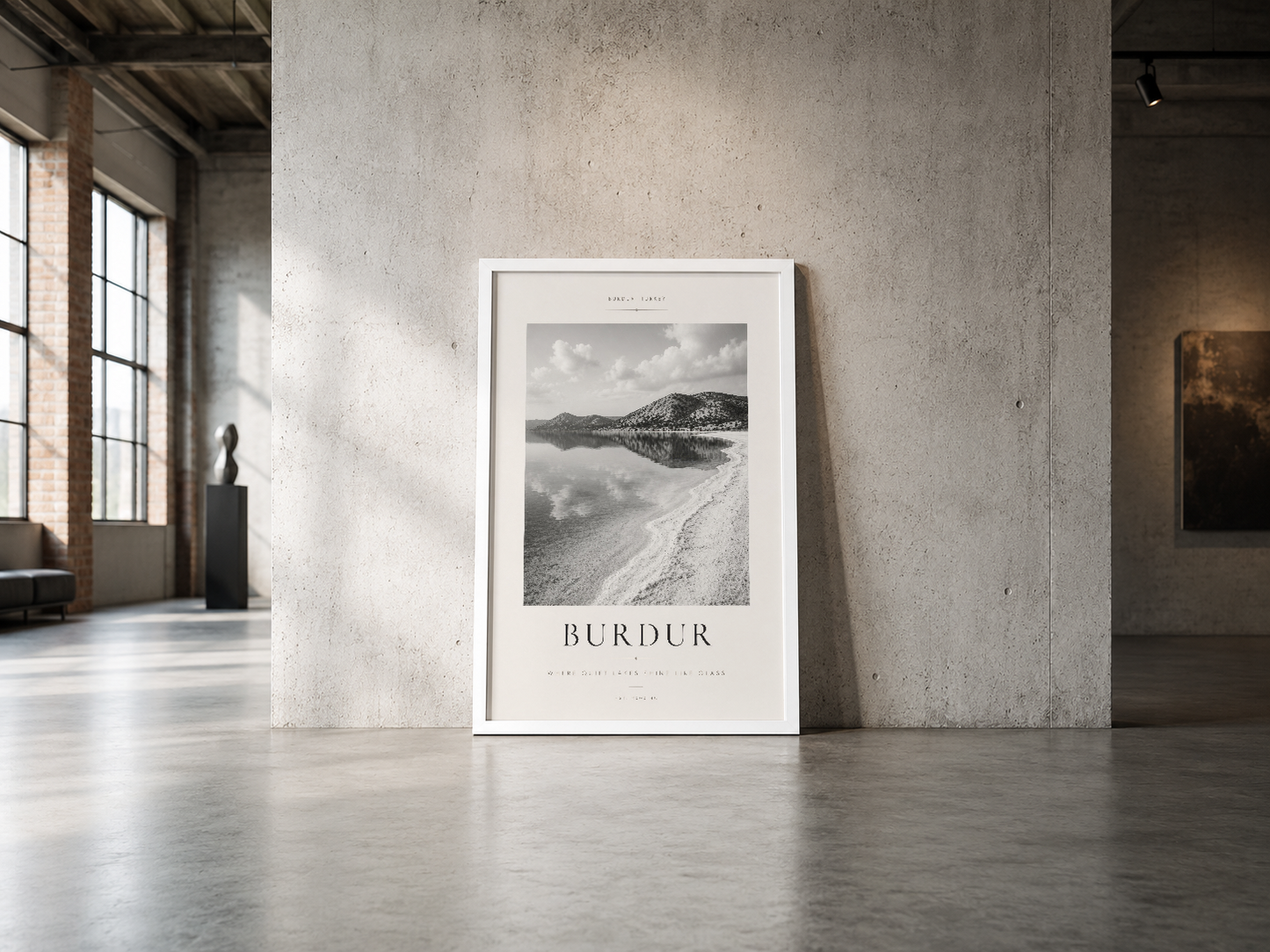 Burdur gölü manzasının minimal tasarımlı poster versiyonu, beyaz çerçevede endüstriyel mekanda.