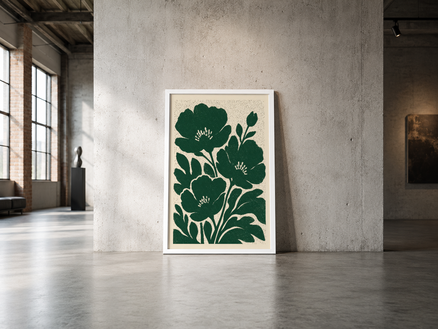 Minimalist beyaz çerçeveli yeşil çiçek deseni tablo, endüstriyel bir mekanda sanat eseri olarak sergileniyor.