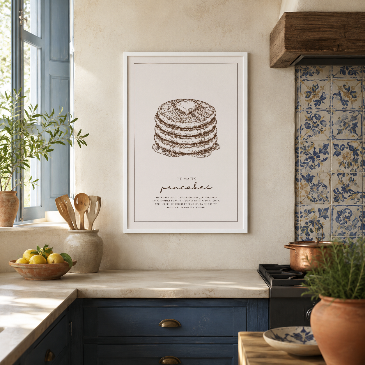 Fransız kahvaltı temalı pancake posteri, beyaz çerçeveli, rustik mutfak alanında sanatsal bir dokunuş.