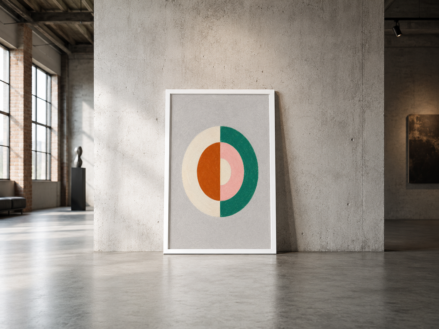 Renkli parçalı daire deseninin yer aldığı çağdaş poster, endüstriyel dekor ortamında sade ve etkileyici görünüm sunar.