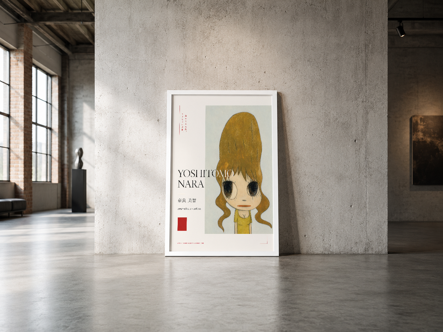 Yoshitomo Nara imzalı, büyük gözlü karakterli sanat posteri, beyaz çerçeveli, endüstriyel galeri ortamında.