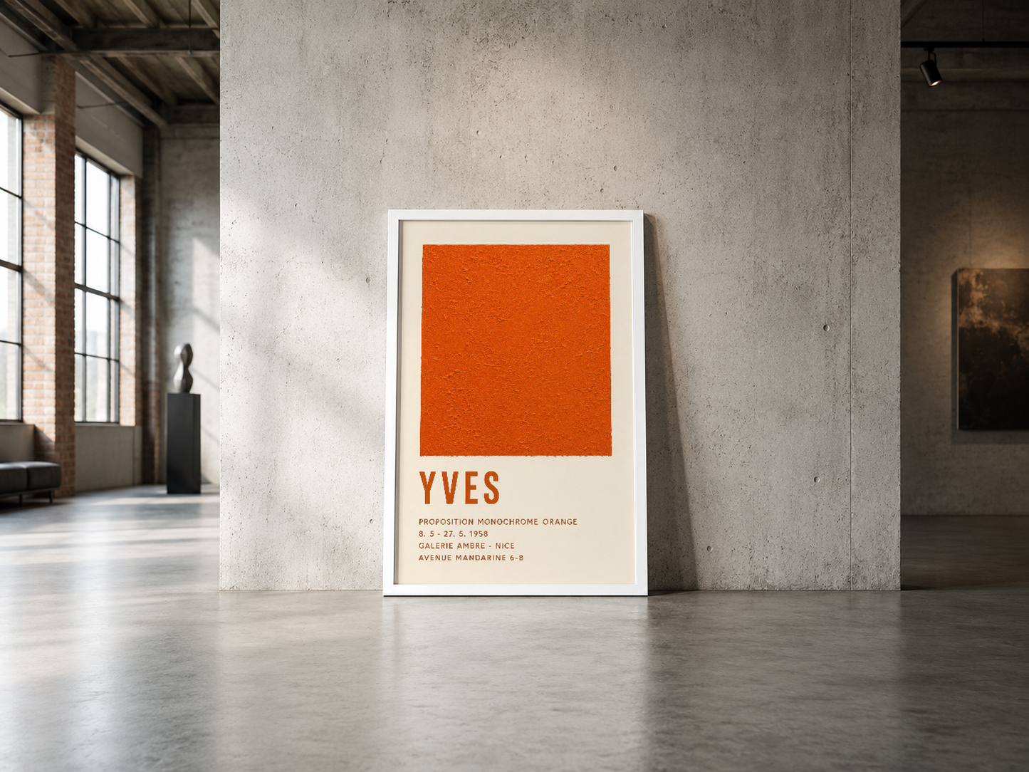 Minimalist tasarımlı turuncu monokrom poster, endüstriyel alanda beyaz çerçevesi ile sergileniyor.