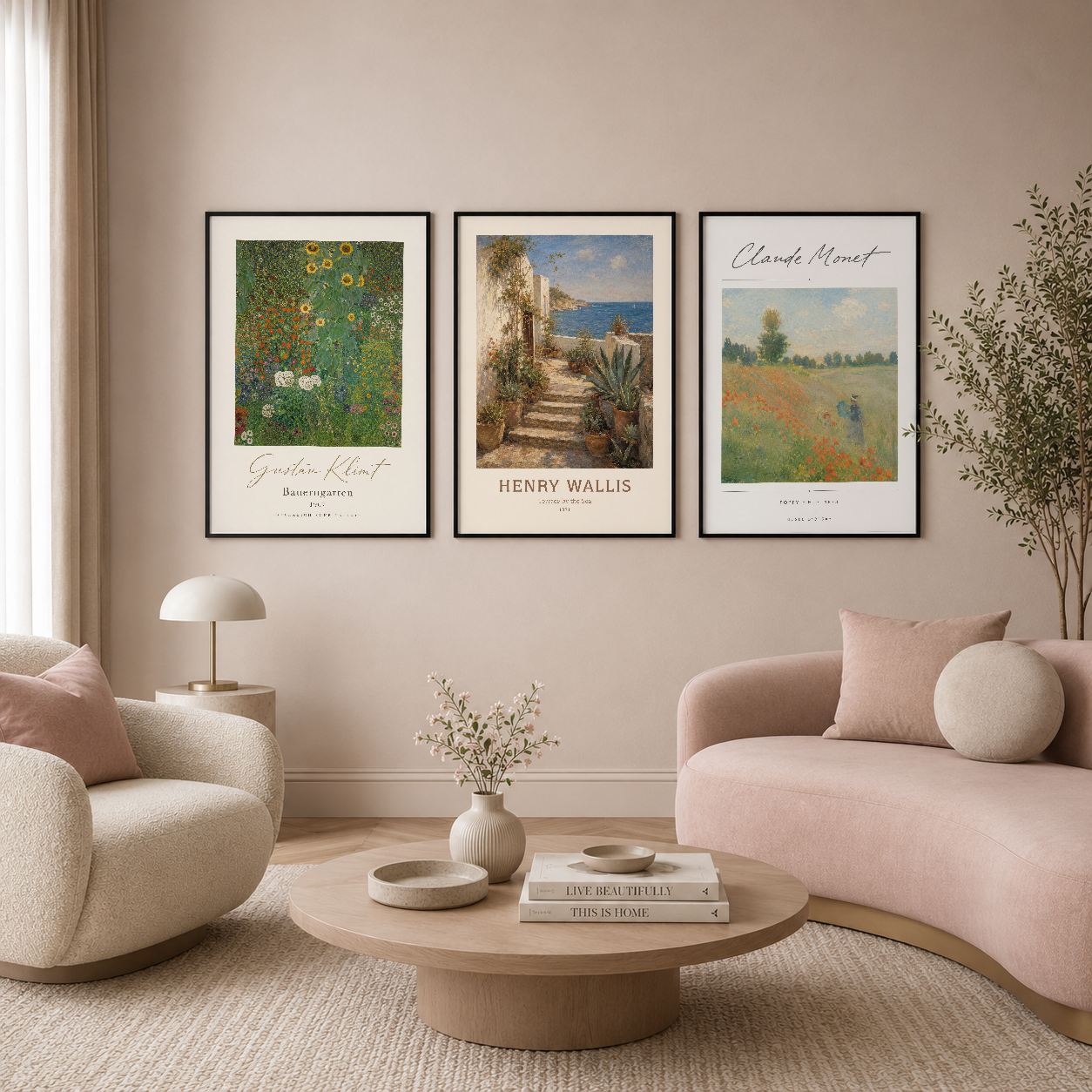 Sanat posteri üçlüsü, pembe tonlardaki rahat oturma odasında koltuklarının üstünde asılı, zarif ve contemporary stil.