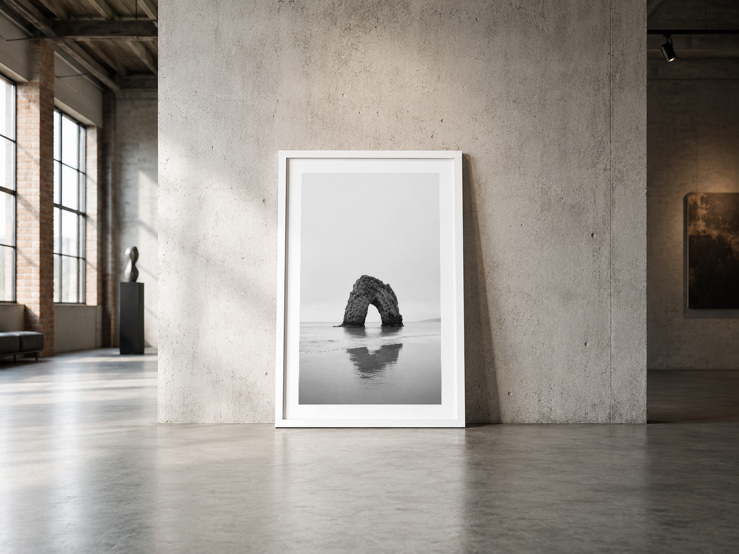 Minimalist deniz manzarası poster, beyaz çerçeveli, endüstriyel betonlu geniş mekan içinde.