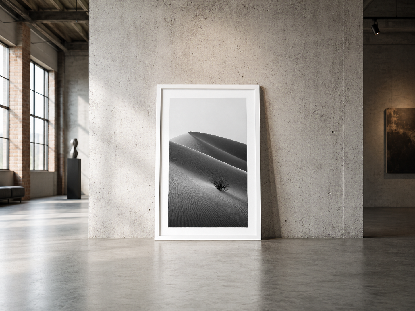 Minimalist çöl manzarası posteri, beyaz çerçeveli haliyle endüstriyel açık mekan dekorasyonunda.