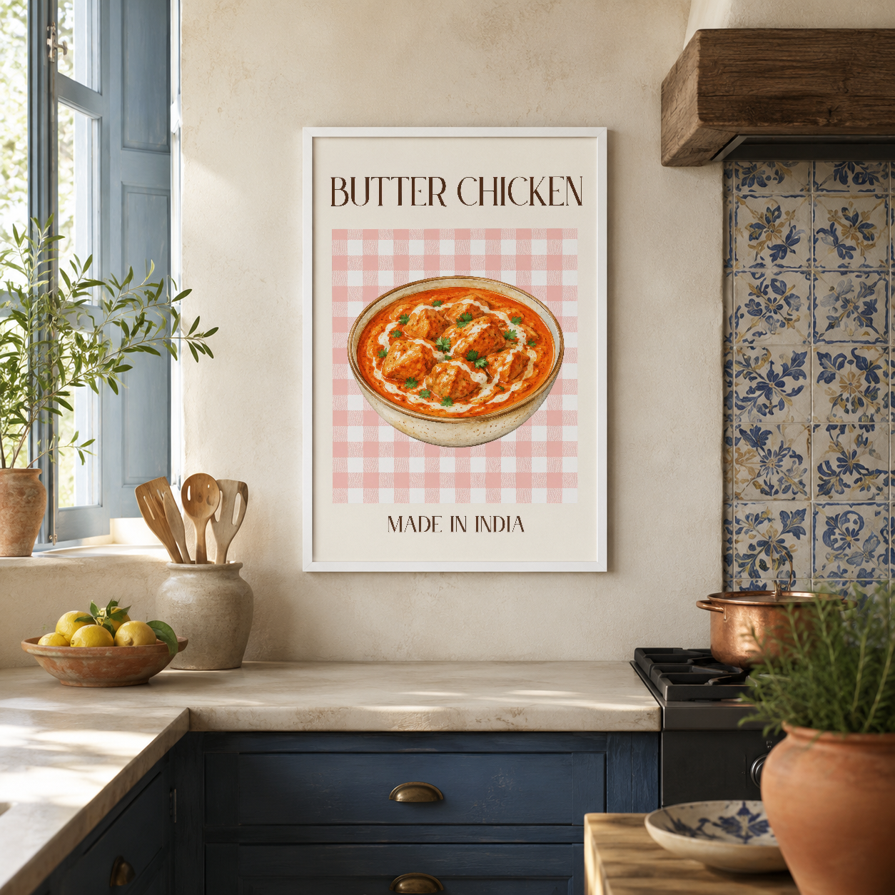 Butter Chicken posteri, beyaz çerçevede pembe gingham desenli ve lezzetli görünümlü yemeği gösteren sanat tablosu mutfak
