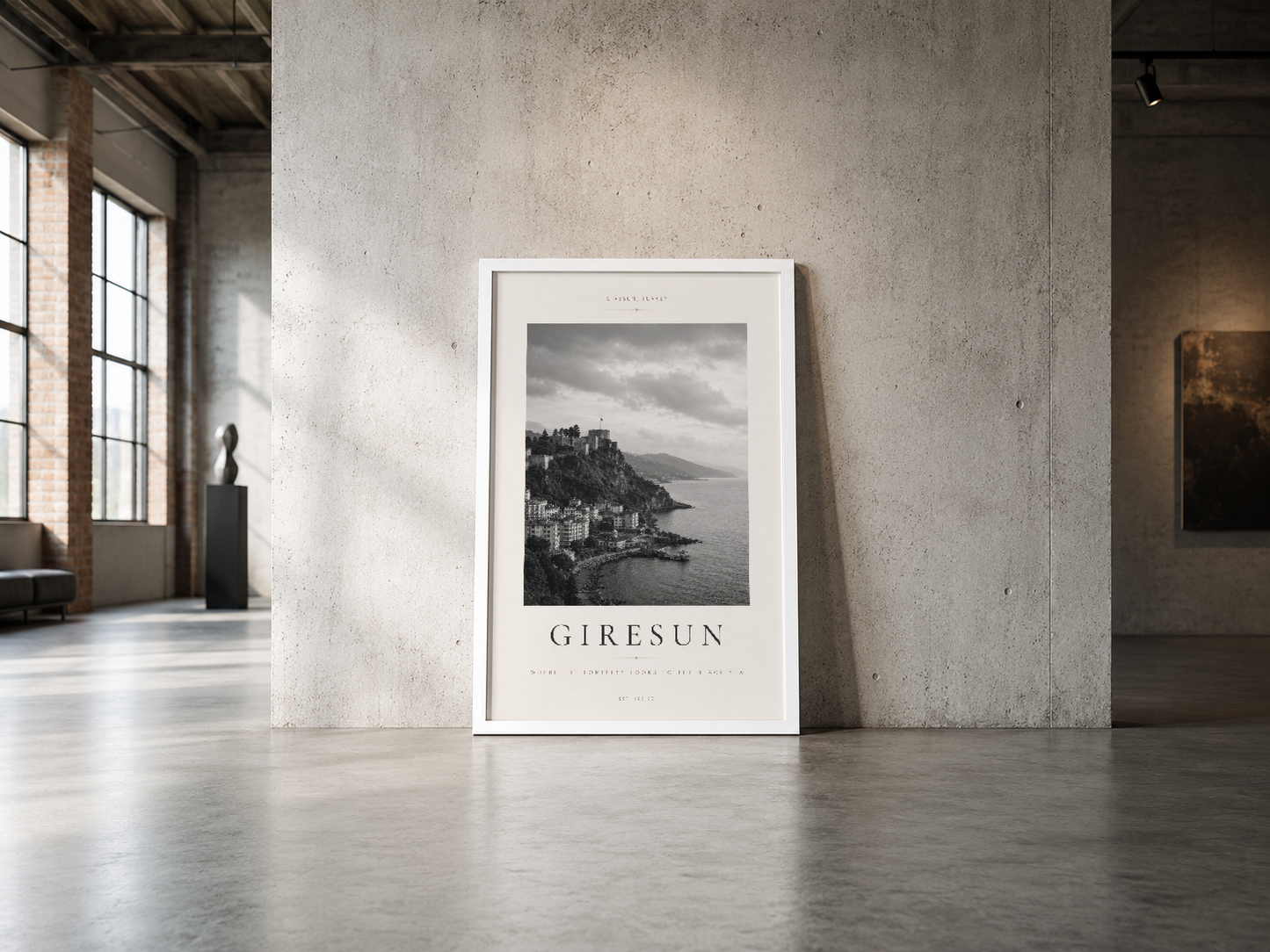 Minimalist endüstriyel mekan içinde beyaz çerçeveli Giresun deniz manzarası posteri.