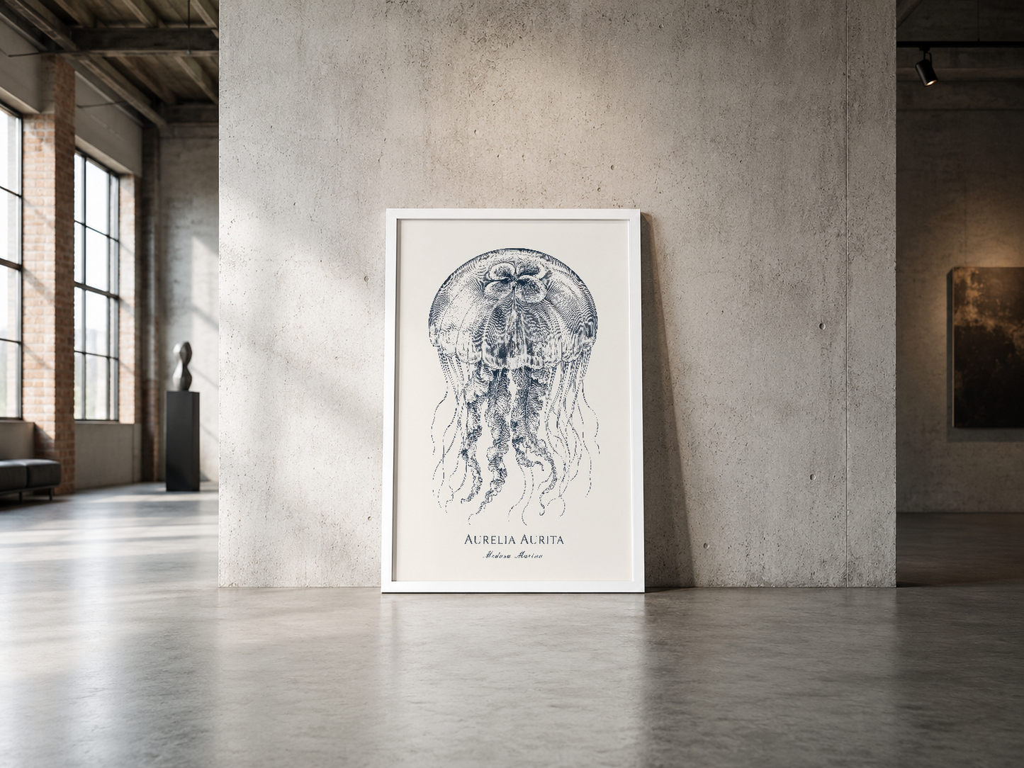 Aurelia Aurita jelifish illüstrasyonu, endüstriyel loft alanında beyaz çerçeveli poster olarak gösterilmiş.