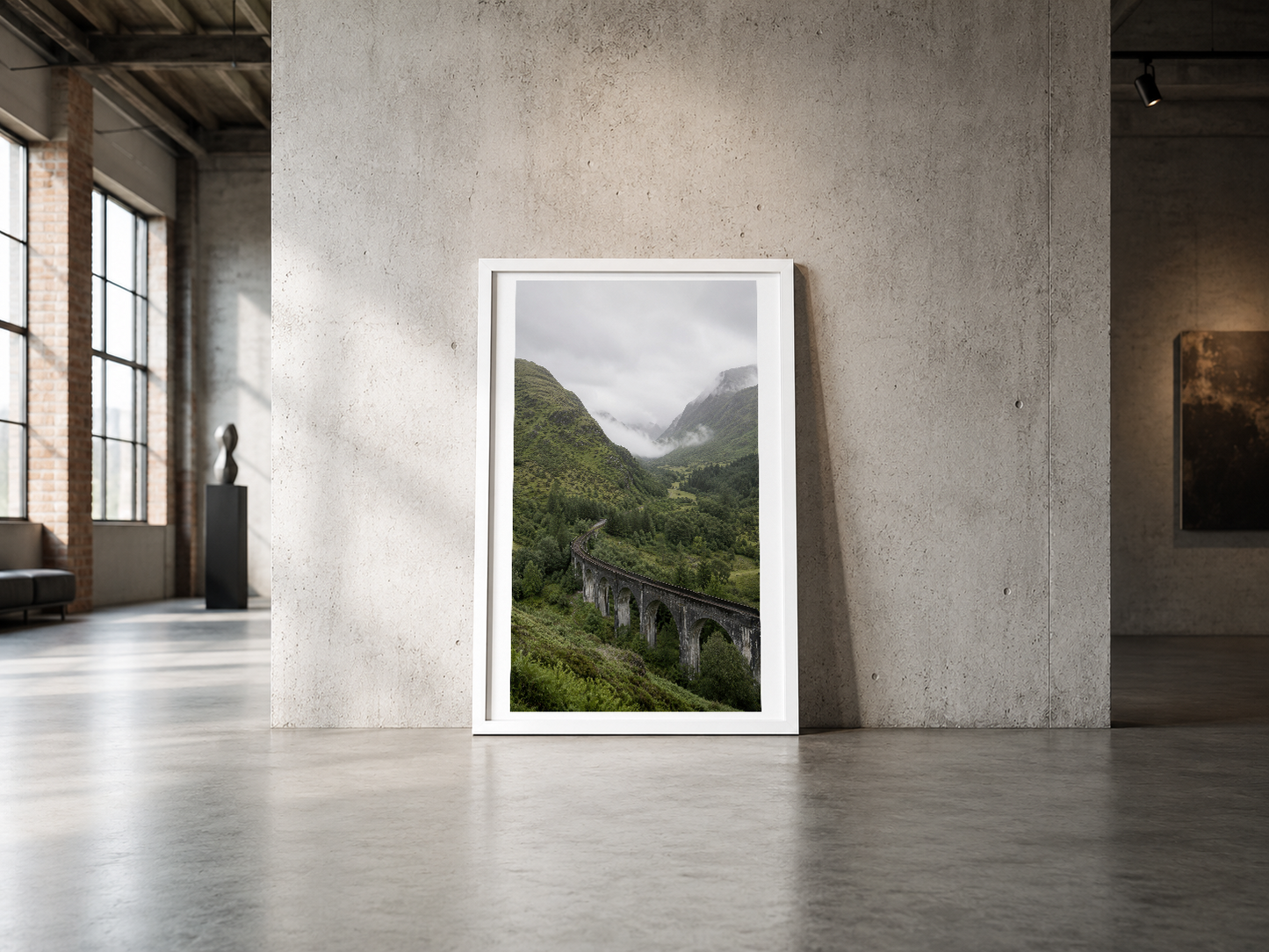 Yeşil dağlar ve viyatük köprüsü fotoğrafı, beyaz çerçevesi ile endüstriyel mekanda başlı başına sanat eseri.