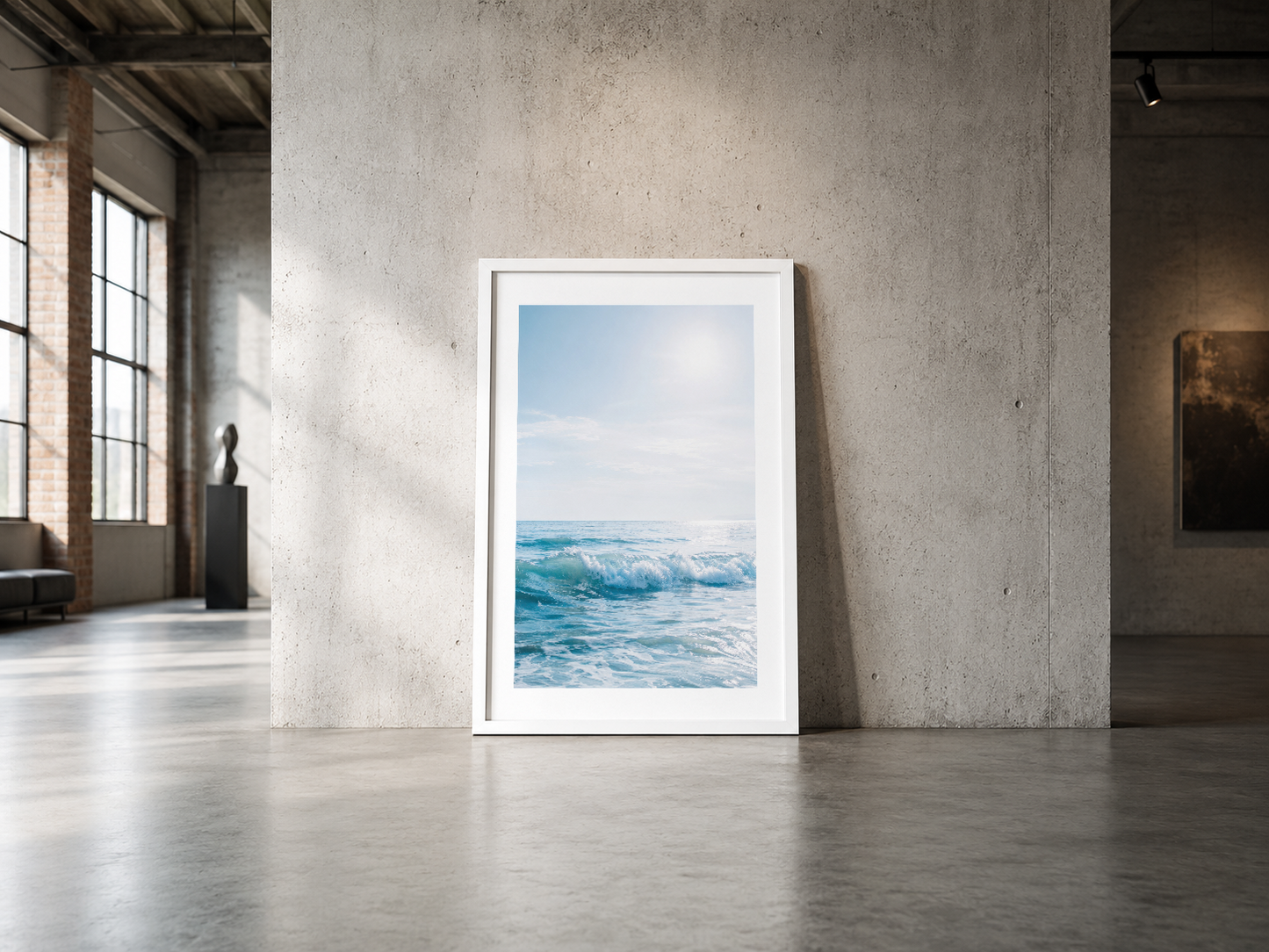 Beyaz çerçeveli deniz manzarası posteri, endüstriyel betona karşı minimalist stil.