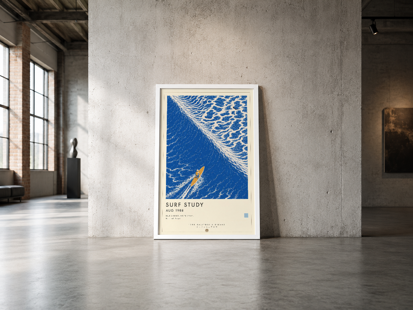 Deniz manzaralı sörf sanat tablosu, minimalist endüstriyel alanda ahşap çerçeve içinde duruyor.