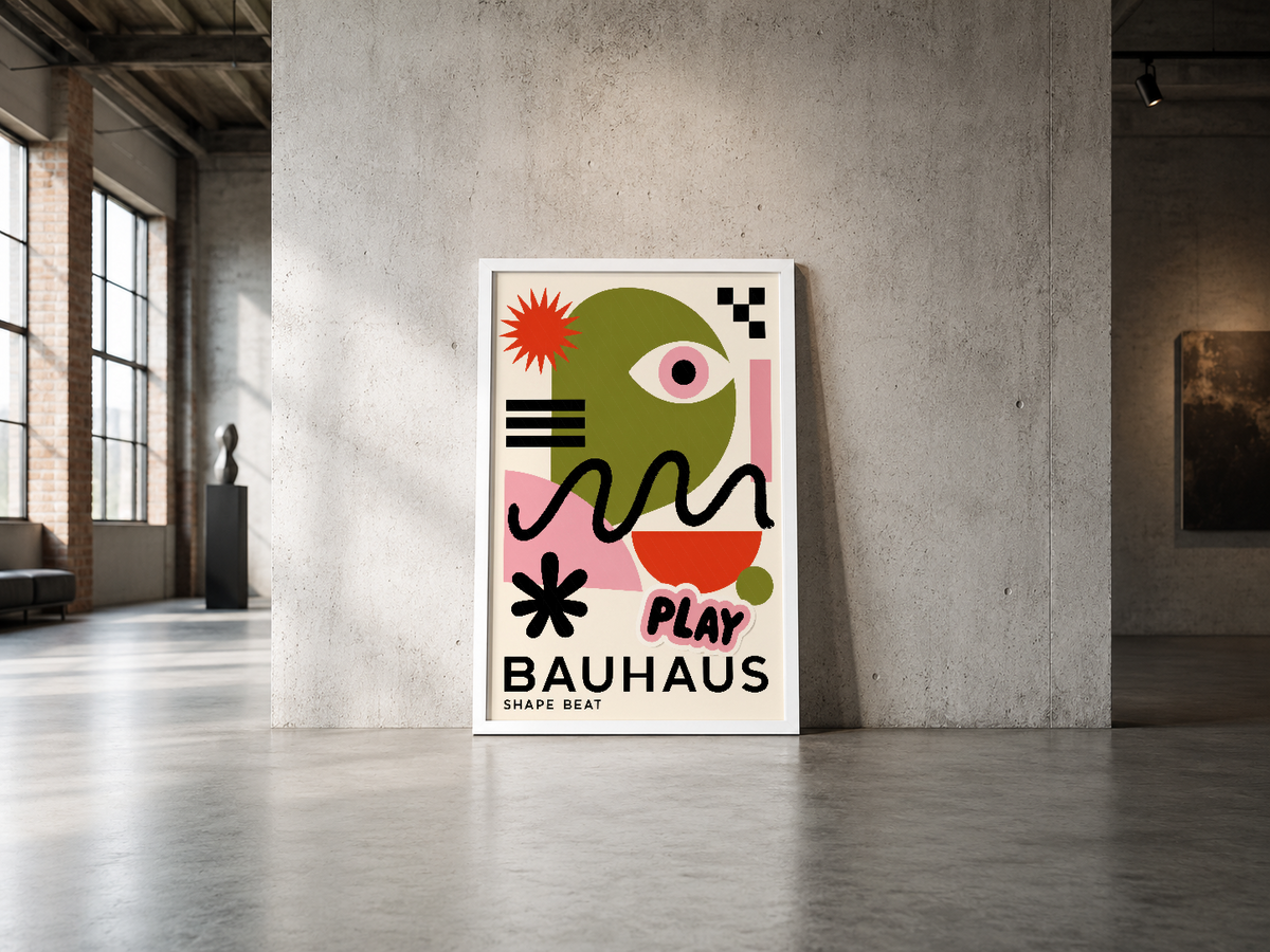 Play Bauhaus posterı, endüstriyel mekanlarda çağdaş sanat eseri olarak uyum sağlıyor.