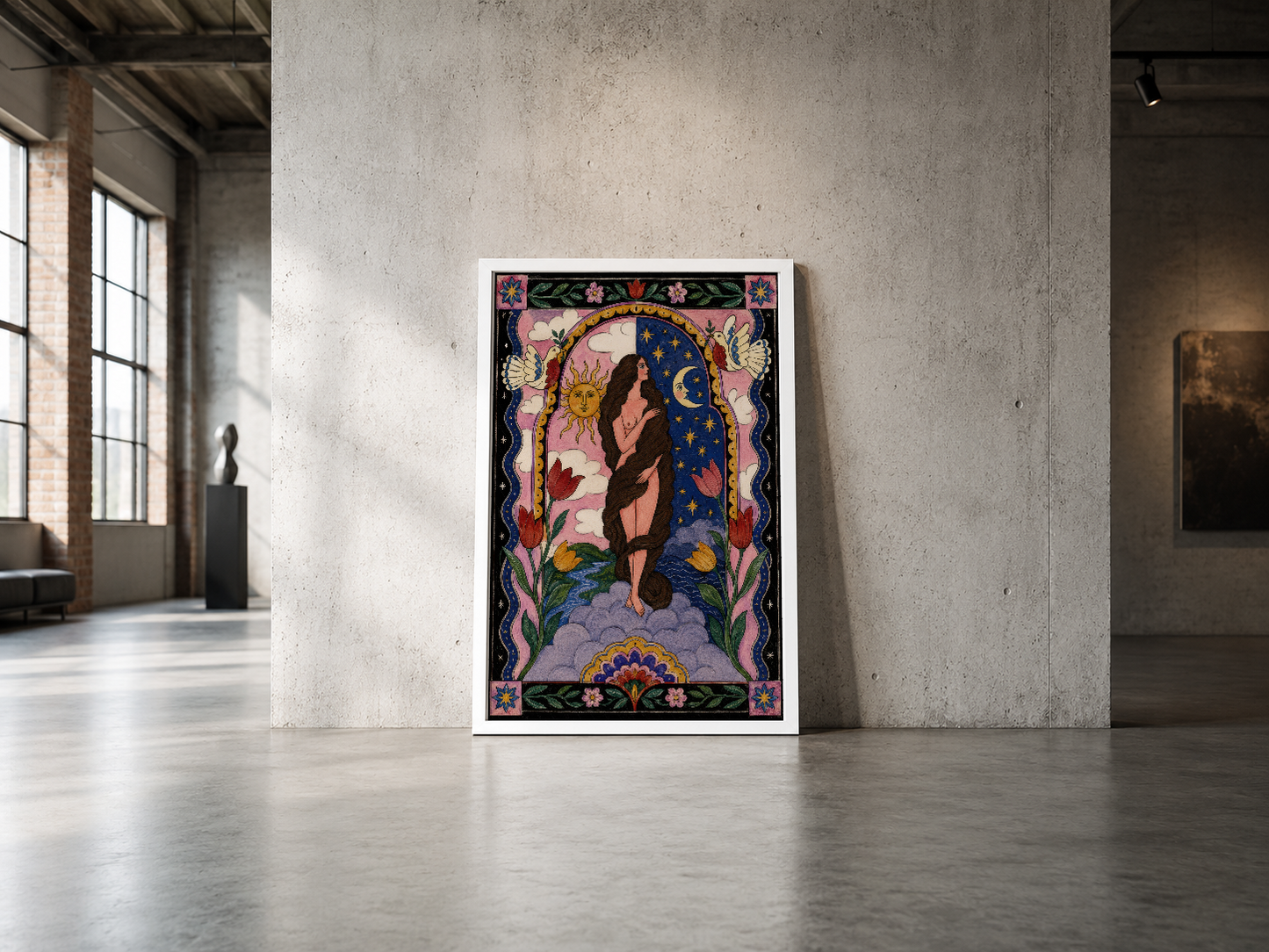 Siyah çerçeveli dekoratif poster, endüstriyel stilde beton duvarın önünde sanat galerisi ortamında.