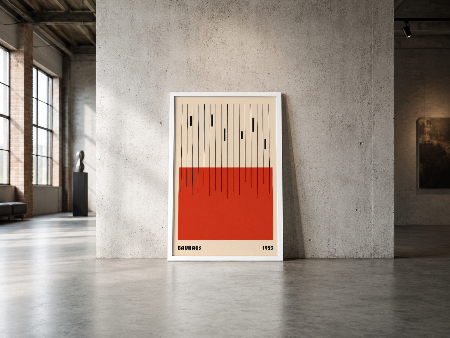 Endüstriyel mekanda sergilenen Bauhaus 1923 posteri, beyaz çerçeveli soyut kırmızı ve krem renklerde tasarım.