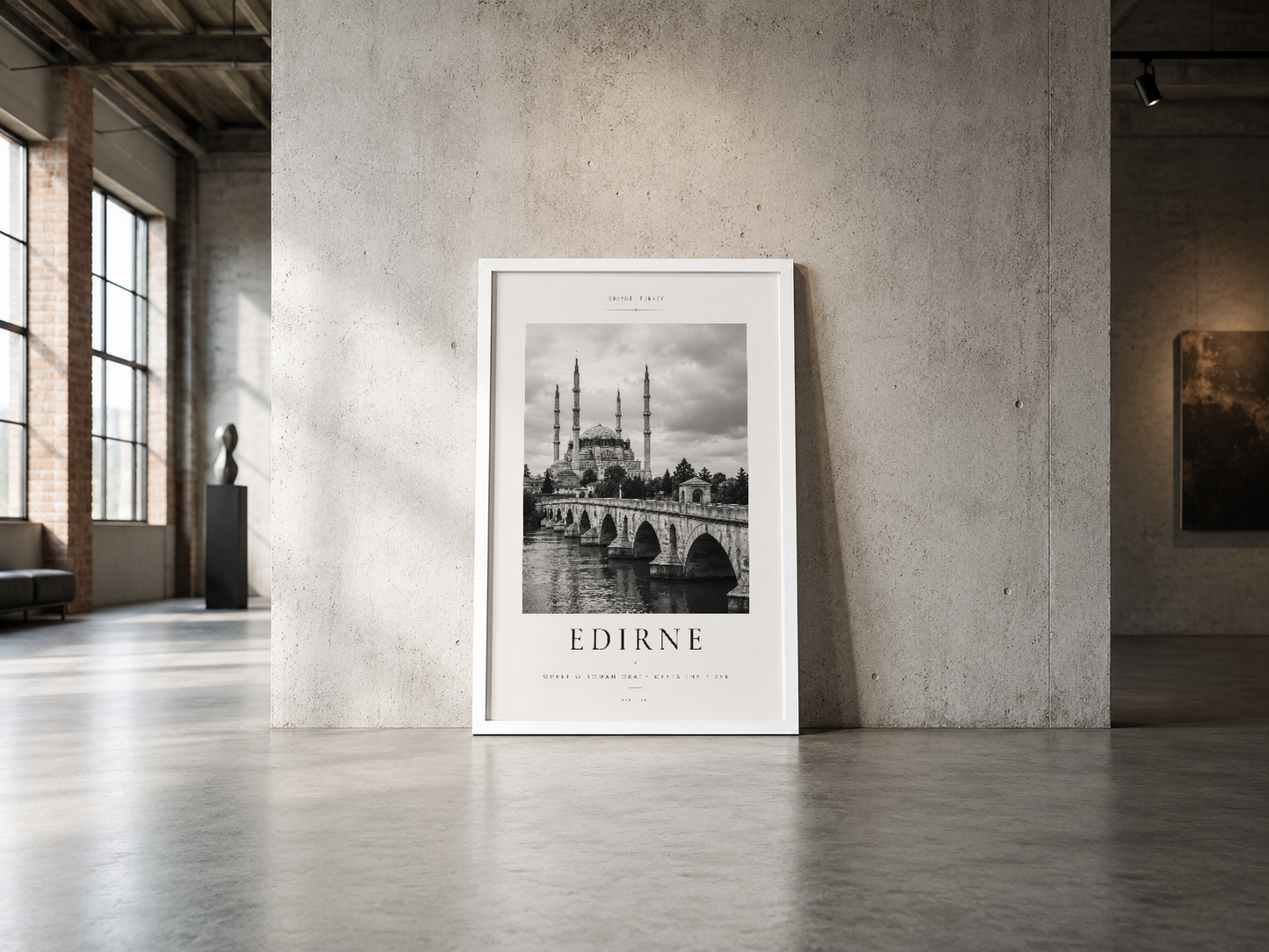 Edirne Selimiye Camii'nin görkemli minareleri ve köprüyü beyaz çerçeveyle vurgulayan minimalist poster.