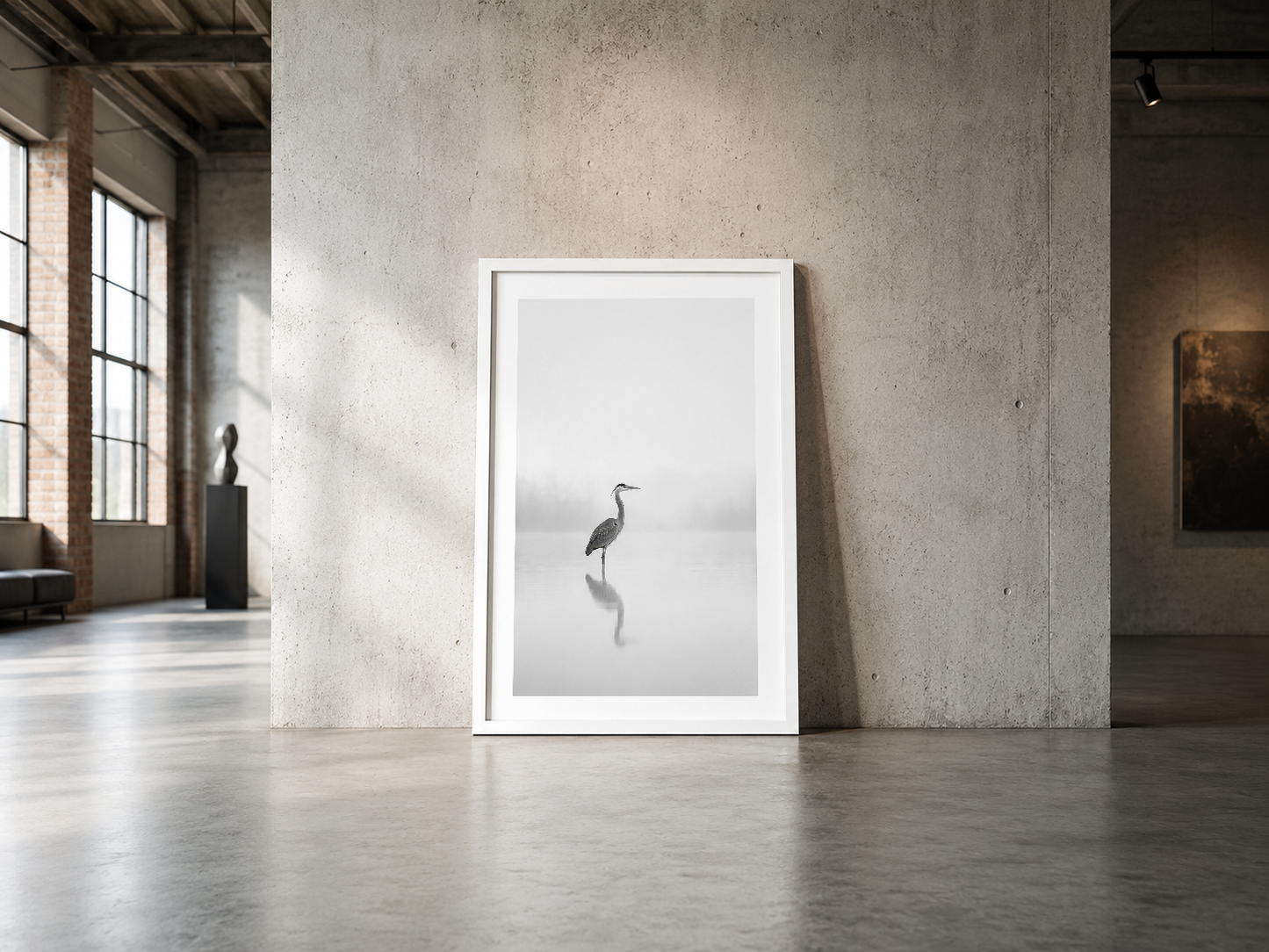 Endüstriyel loft mekanda beyaz çerçeveli, sessiz ağvak kuşu fotoğraf sanatı duvar dekorasyonu.