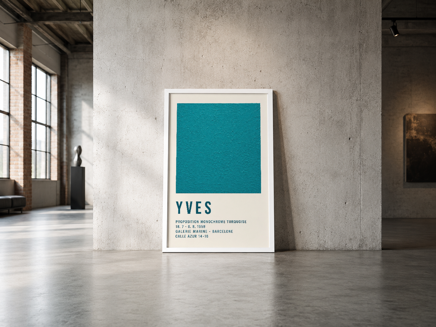 Türkiye monocolor türkuaz poster, endüstriyel beton duvarlarla çevrili modern mekan içinde çerçevesi ile sunuluyor.