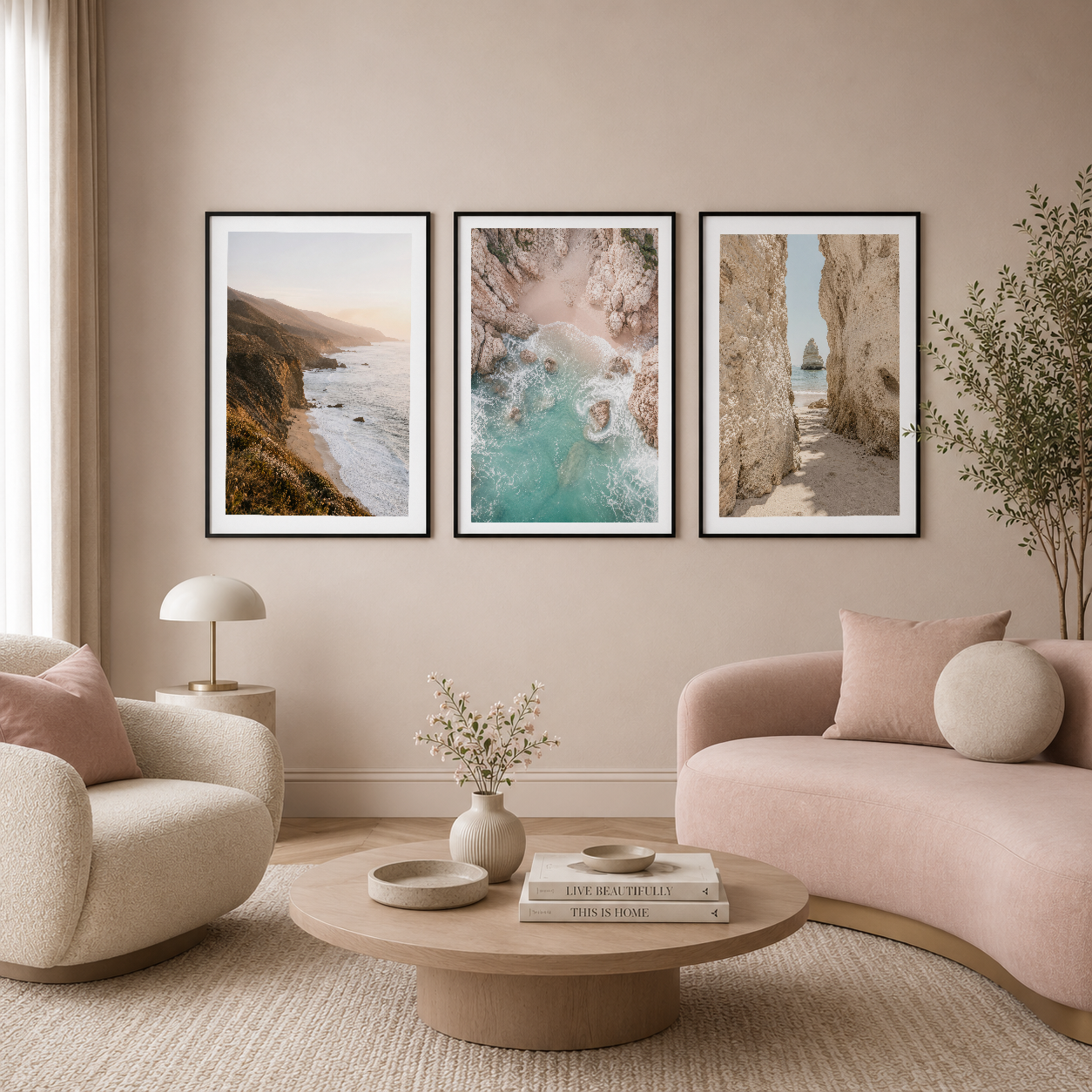 Doğa temalı üçlü poster seti, pembe tonlu salon dekorasyonunda gömlekli koltuğun arkasında asılı.