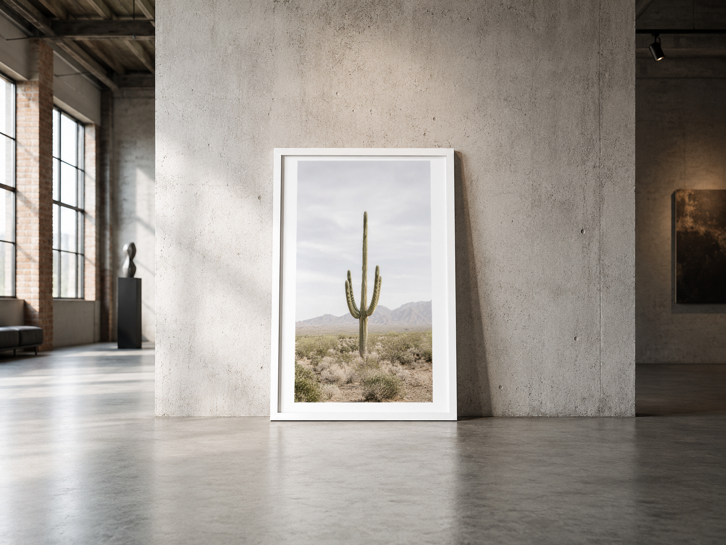 Açık çöl peyzajında saguaro kaktüsü, beyaz çerçeveli poster, endüstriyel mekanda minimalist dokunuş.