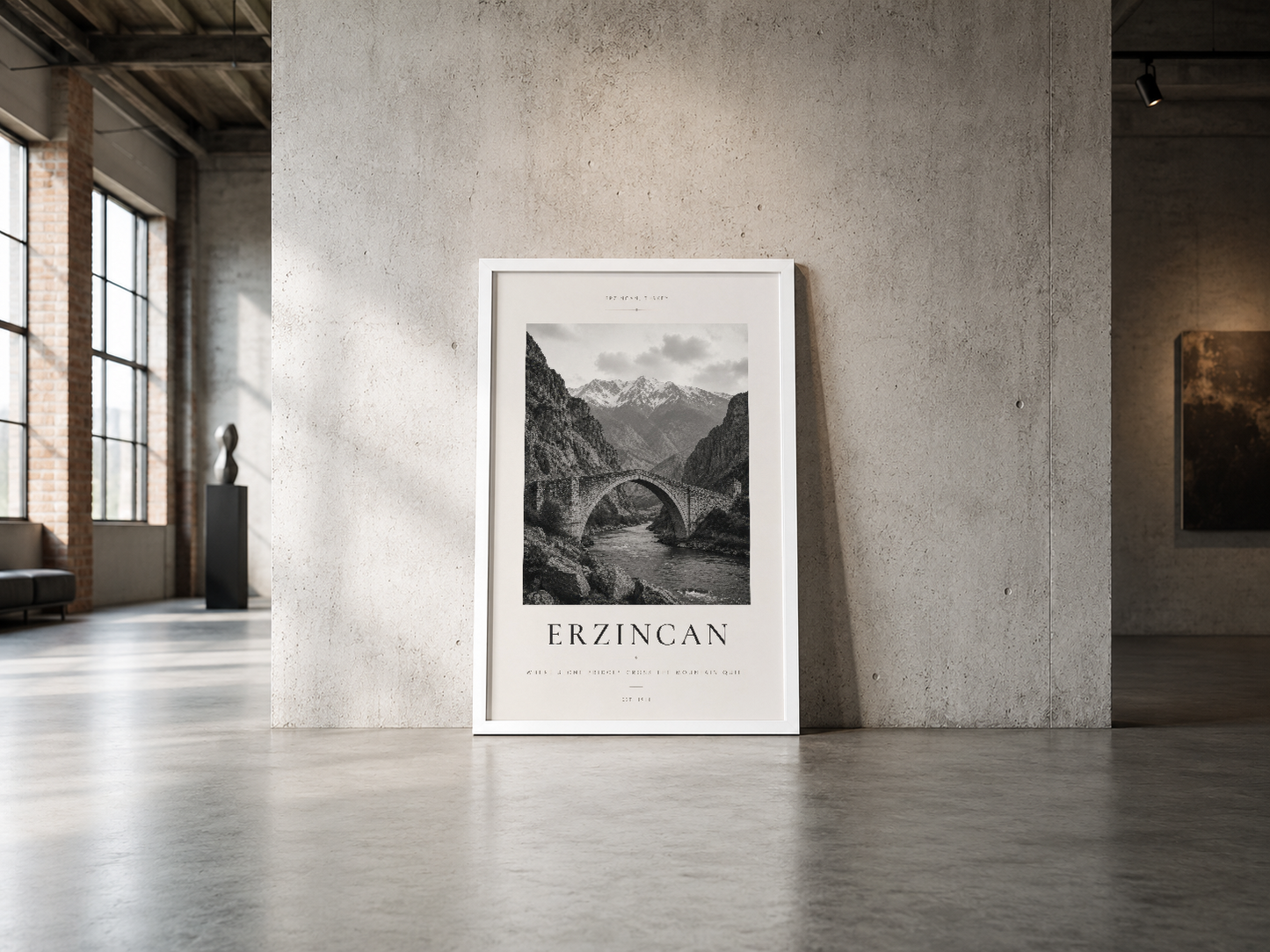Erzincan'ın ikonik köprü ve dağ sahnesi, modern beyaz çerçeve içinde endüstriyel mekanda sergilenen poster.