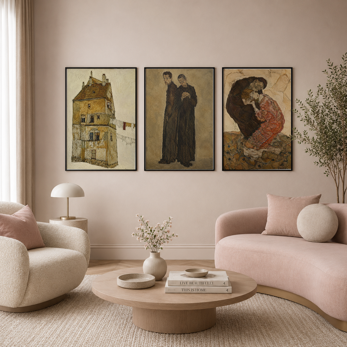 Klasik sanat üçlüsü beyaz çerçevelerle sunulan tablolar, pastel renkli çağdaş oturma odasında sofistike bir atmosfer