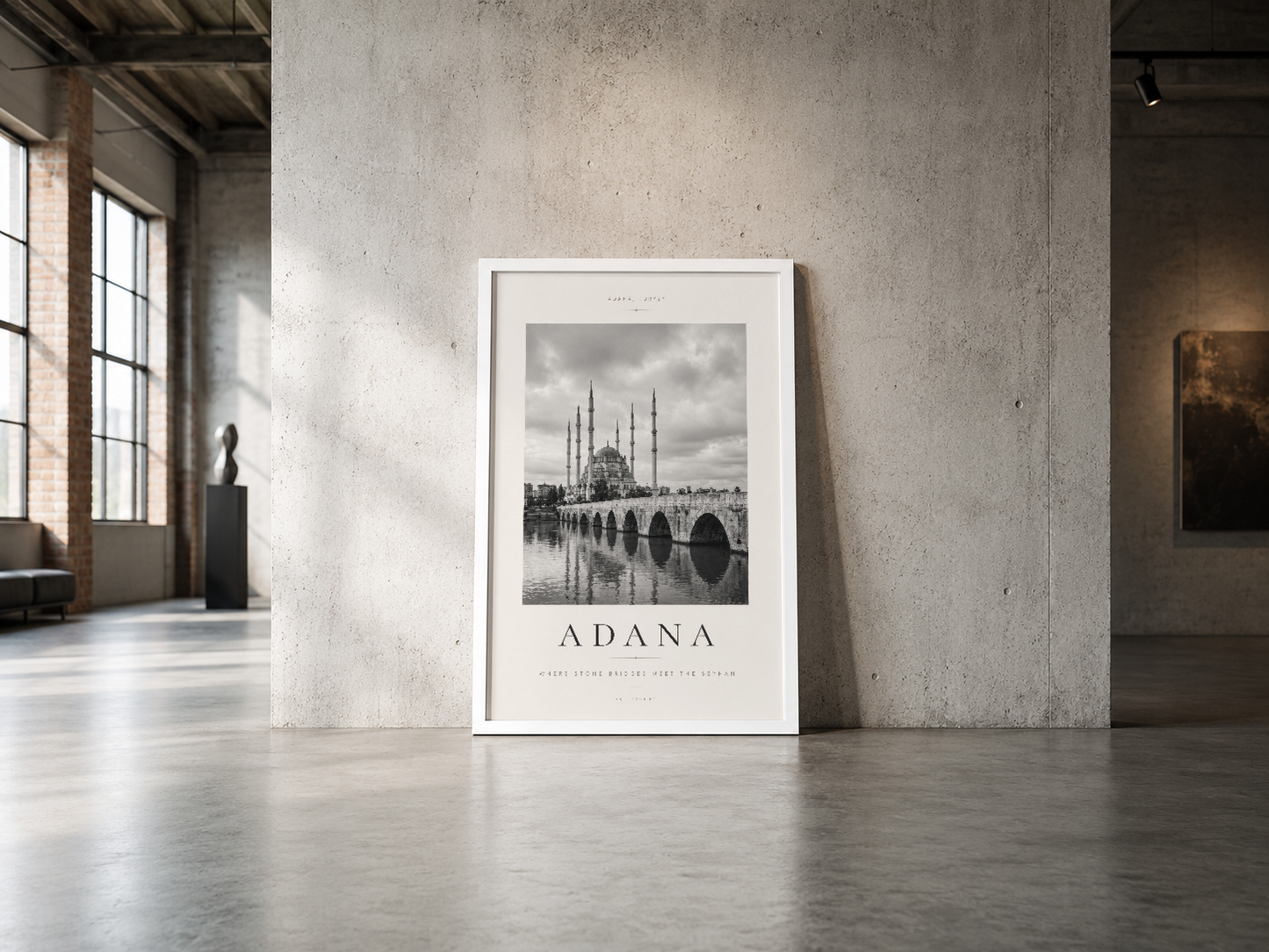 Adana şehrinin mimarisini siyah beyaz fotoğrafla sunan zarif poster, endüstriyel mekanda basit beyaz çerçevesiyle