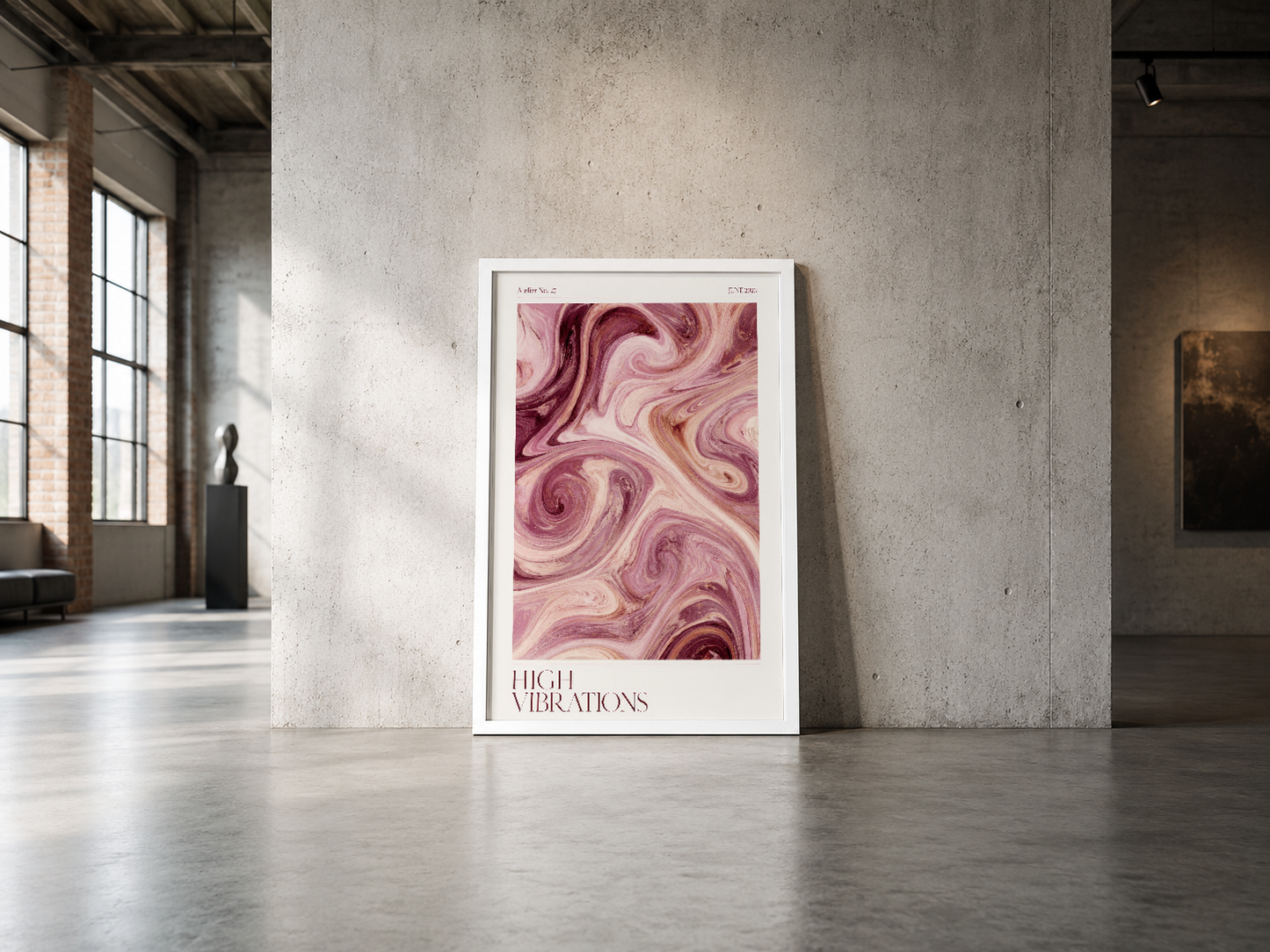 Soyut pembe mermer deseni ile high vibrations temalı poster, endüstriyel mekanda.